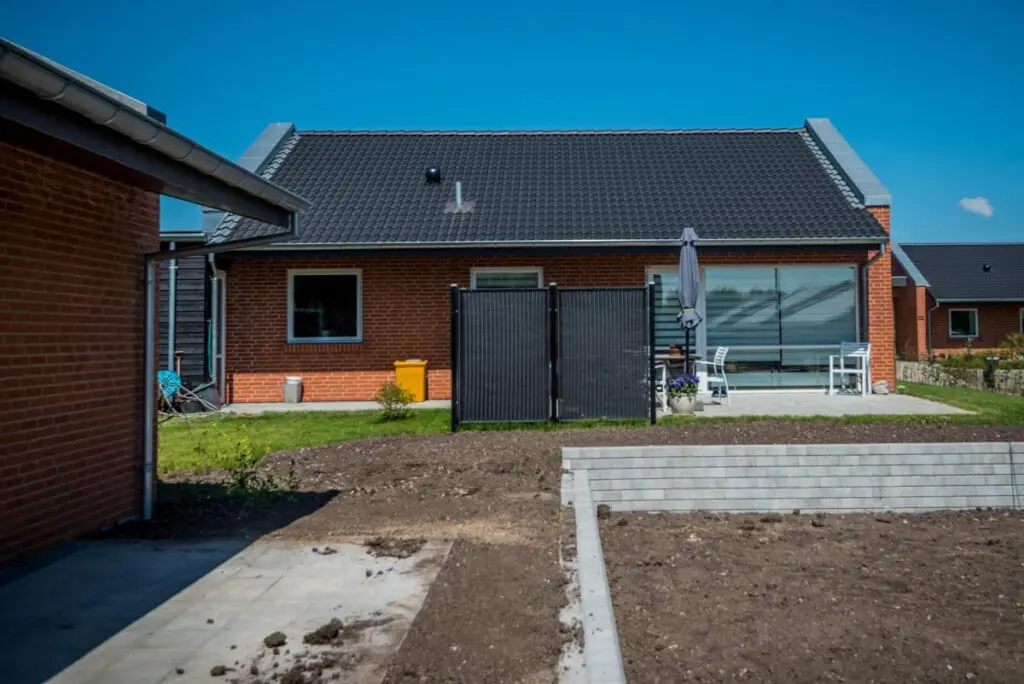 Renovering af parcelhus med murerarbejde og etablering af støttemur og udvendige anlæg udført af entreprenør.