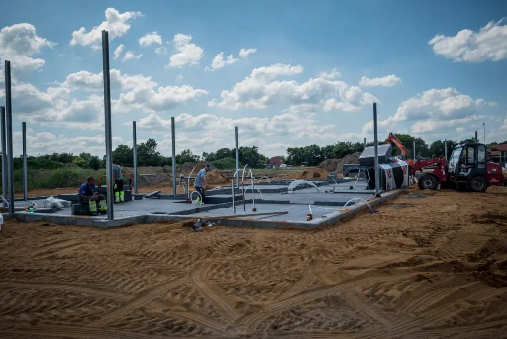 Professionel etablering af fundament og betonarbejde til en ny tilbygning udført af erfarne håndværkere.