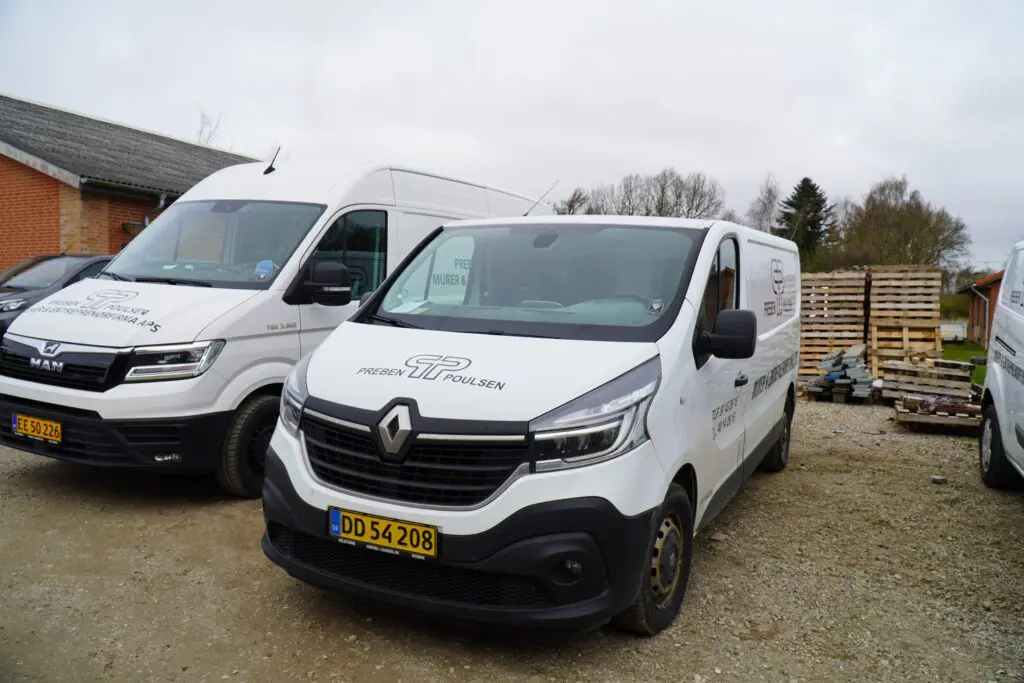 Firmabiler fra Preben Poulsen Murer & Entreprenørfirma, din partner til betonarbejde og byggeri.