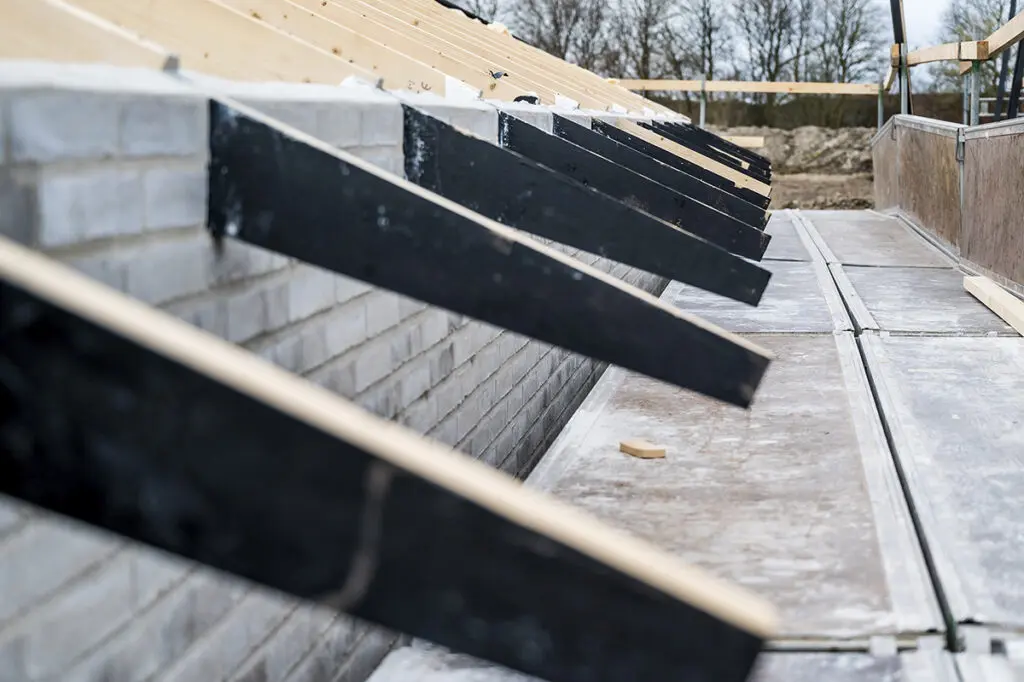 Murerarbejde og opsætning af spær i forbindelse med en omfattende renovering og tilbygning udført af Preben Poulsen.
