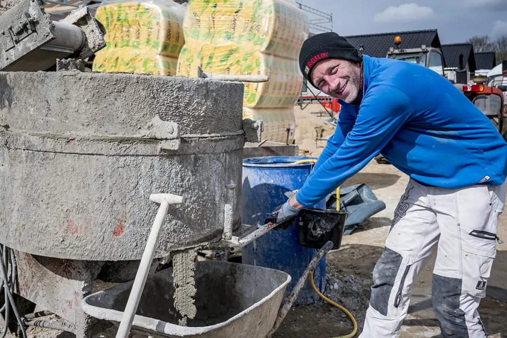 Murer ved betonblander under renovering af bolig hos Preben Poulsen Murer & Entreprenørfirma.