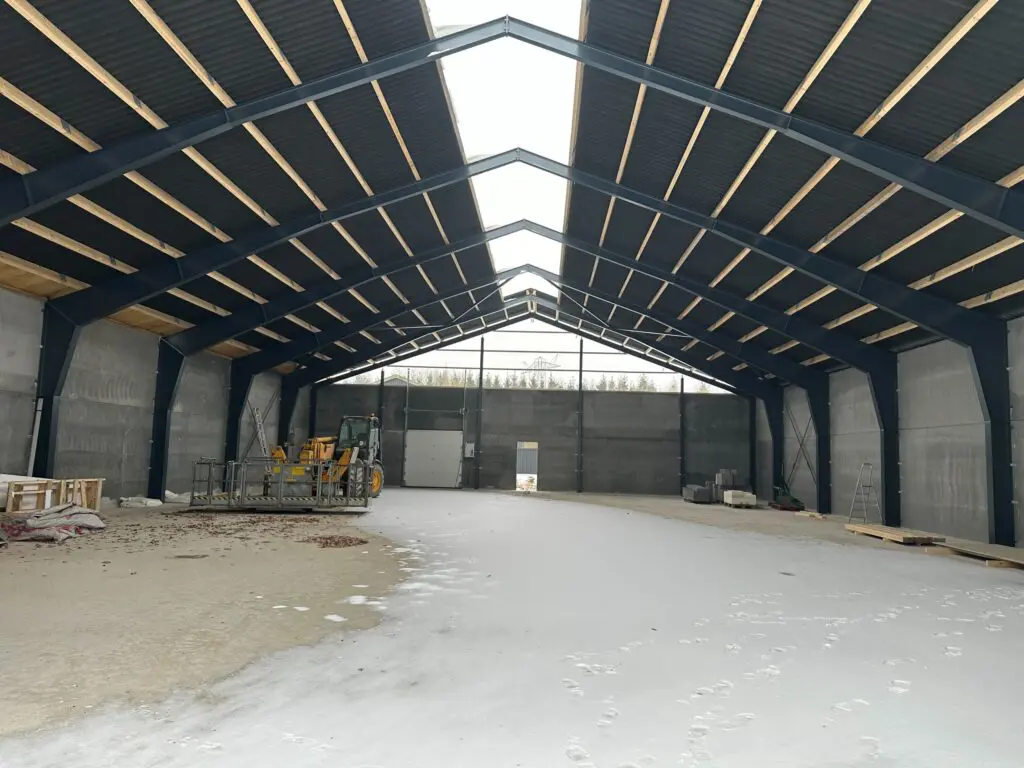 Lagerbyggeri under opførelse med betonvægge og stålkonstruktion udført af entreprenør Preben Poulsen.