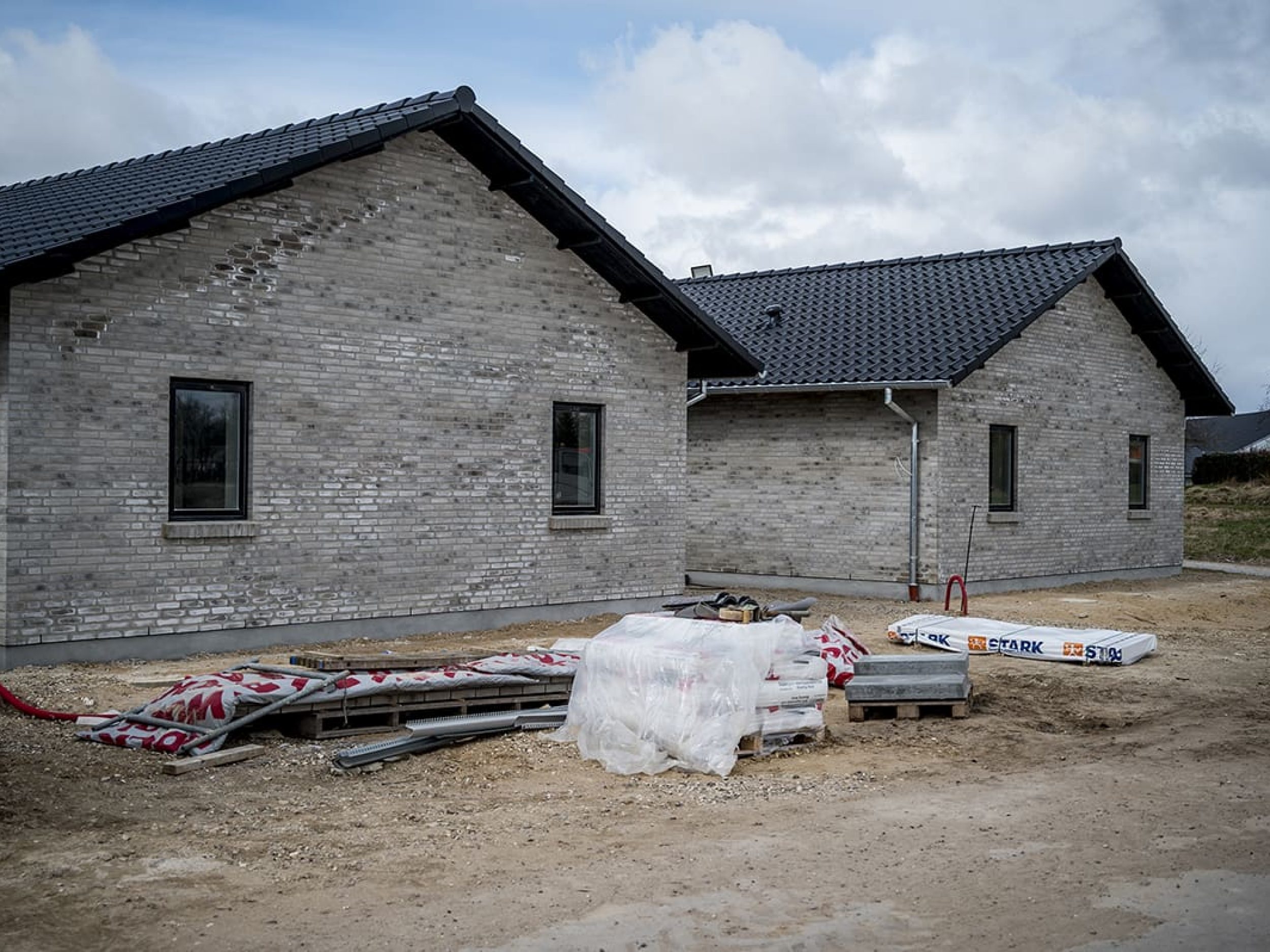 Murerarbejde på parcelhus eller tilbygning i grå mursten udført af Preben Poulsen.